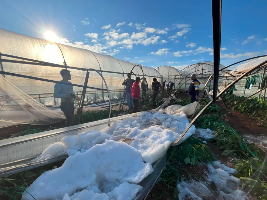 Antalya'da dolu seraları yıktı geçti 4