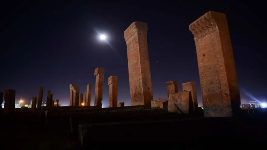 Dünyanın en büyük Türk-İslam mezarlığı: Ahlat Selçuklu Meydan Mezarlığı 1 Dünyanın en büyük Türk-İslam mezarlığı: Ahlat Selçuklu Meydan Mezarlığı 1