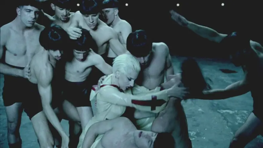 Gaga'dan homoerotik bir askeri fantezi 51