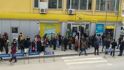 PTT şubesi önünde uzun kuyruk: Sosyal mesafe unutuldu