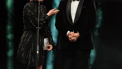 Ezgi Mola'dan Enis Arıkan'a: Bu adam yattığı yerden yılın komedyeni oldu