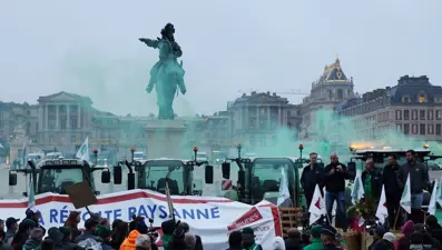 Versay Sarayı'nın kapısına dayandılar: Fransa'da çiftçiler ayaklandı