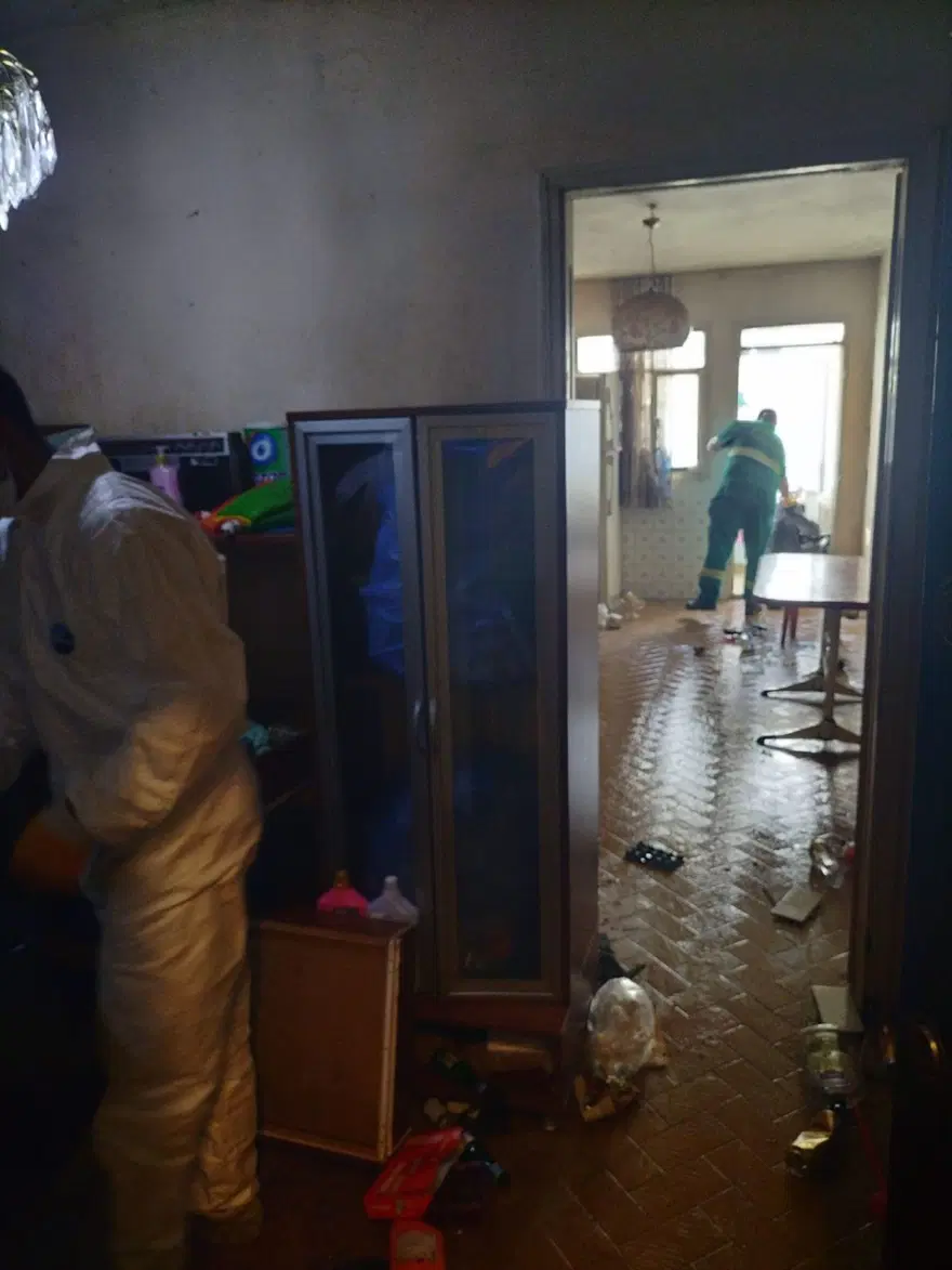 Kötü koku apartmanı sardı! Ekiplere kapıyı bile açmadılar, 3 kamyon çöp zorla çıkarıldı 1