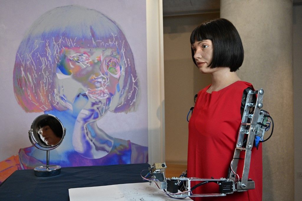 Dünyanın ilk ressam robotu Ai-Da yeni sergi açtı