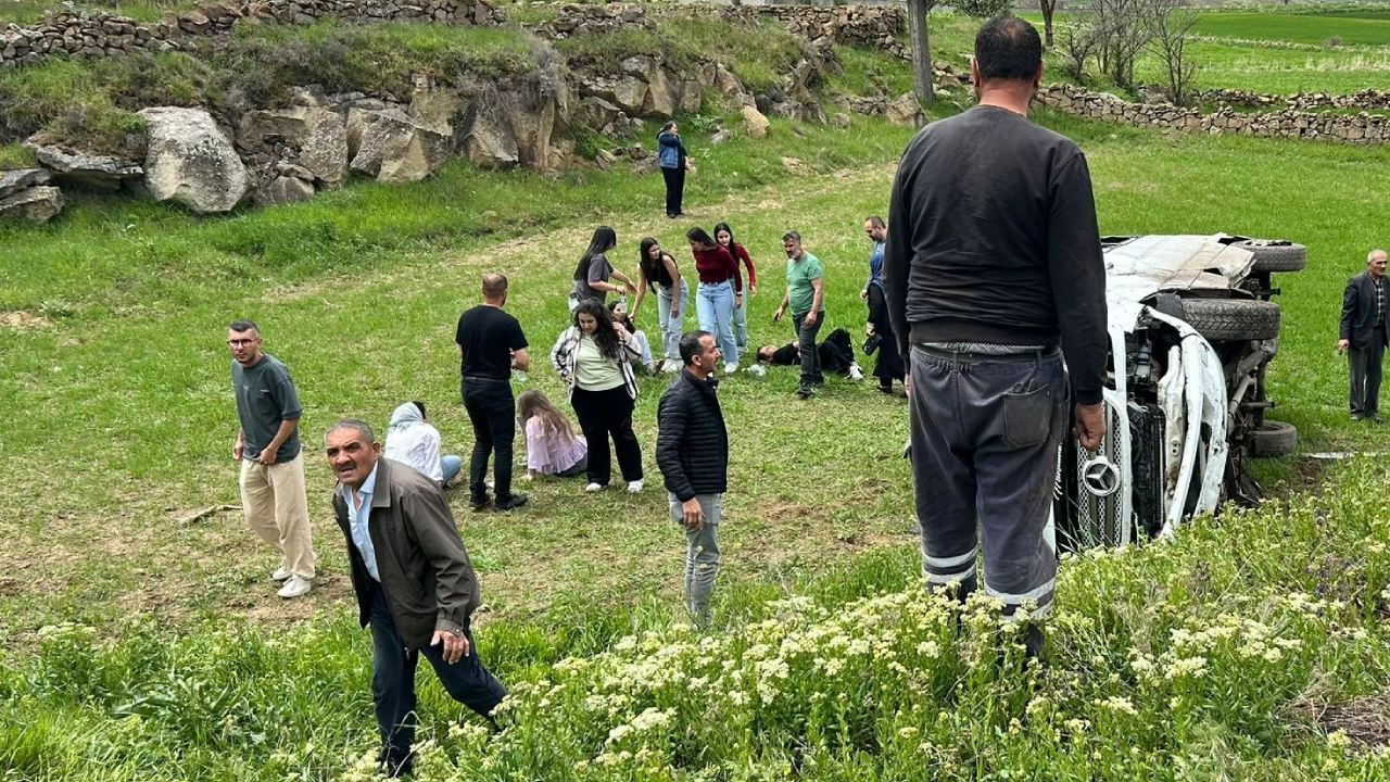 Kayseri'de öğrenci servisi devrildi: 15 yaralı