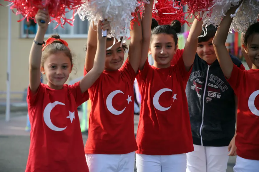 Okullar açıldı (18 milyon öğrenci ders başı yaptı) 21