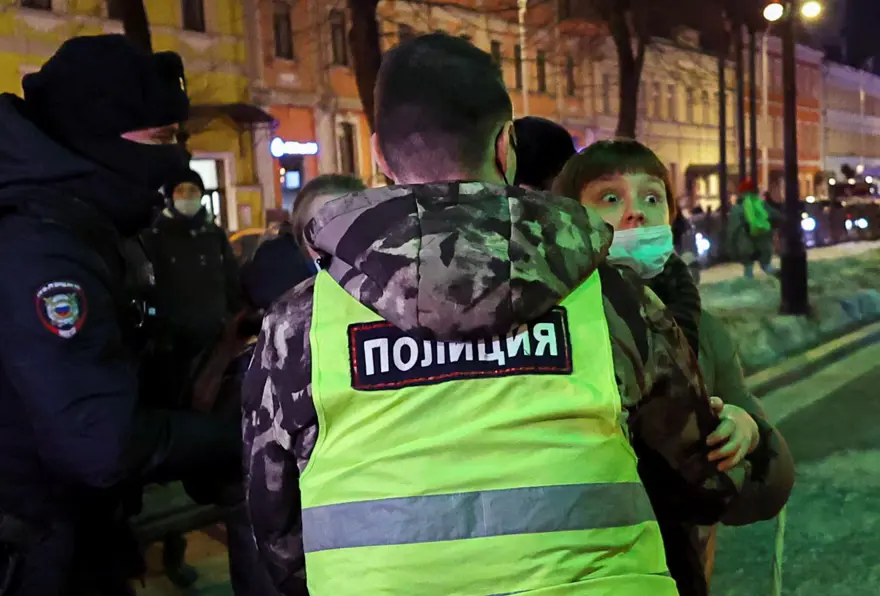 Rusya'da savaş karşıtı protestolarda 3 bin aşkın kişi gözaltına alındı 1