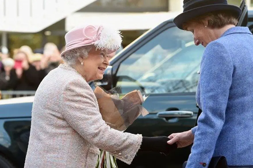 Eski korumasından Kraliçe 2. Elizabeth anısı 5