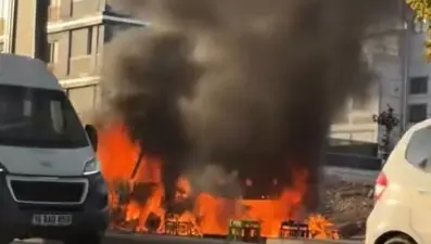 Seyyar kokoreç minibüsü küle döndü