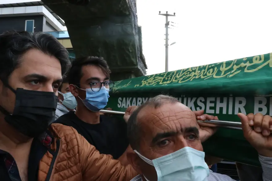 Mete Gazoz'un anneannesi son yolculuğuna uğurlandı 12 Mete Gazoz'un anneannesi son yolculuğuna uğurlandı 12