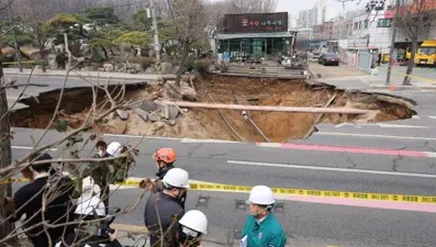 Güney Kore’de dev çukur motosikleti yuttu: 1 ölü, 1 yaralı