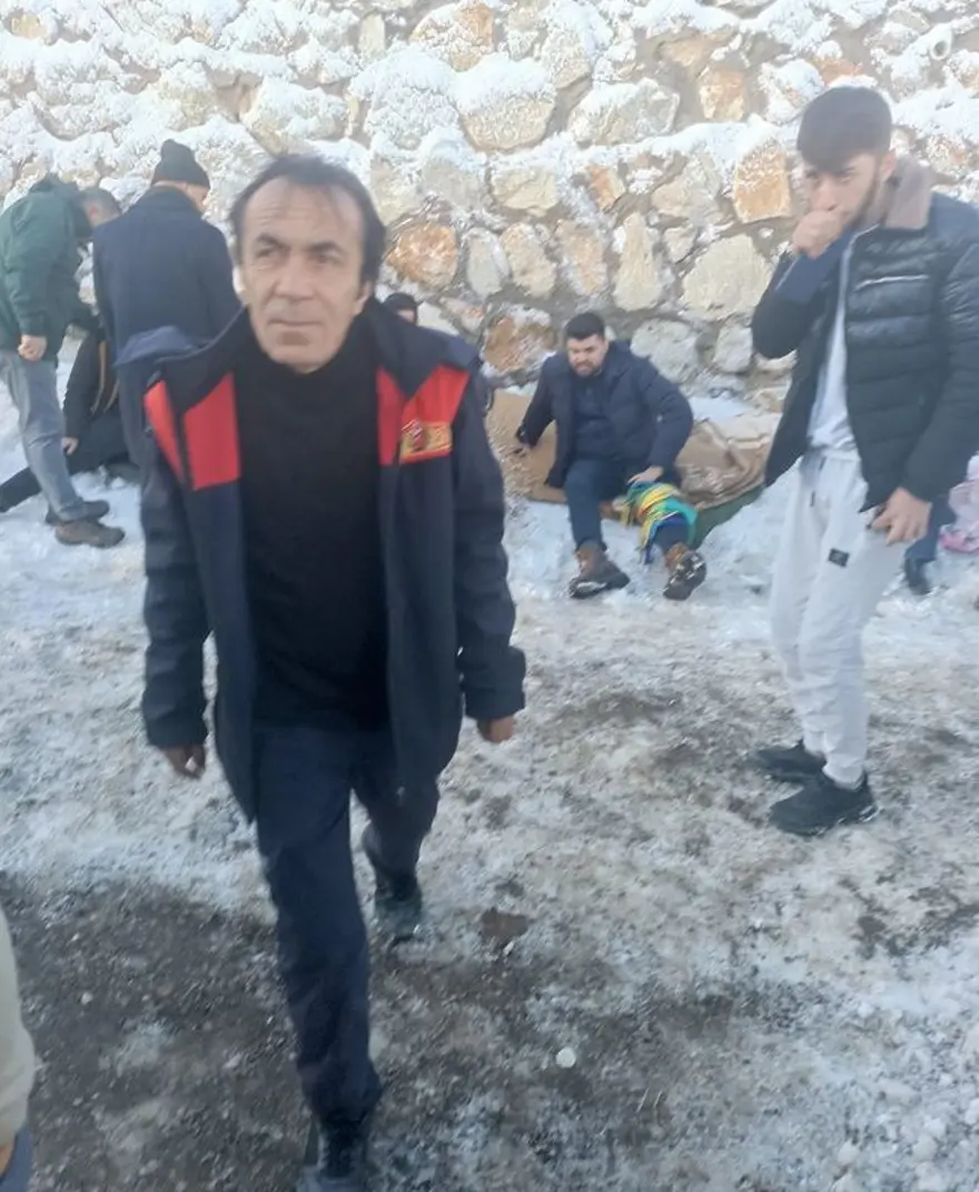 Öğretmen servisi devrildi: Yaralılar var 4