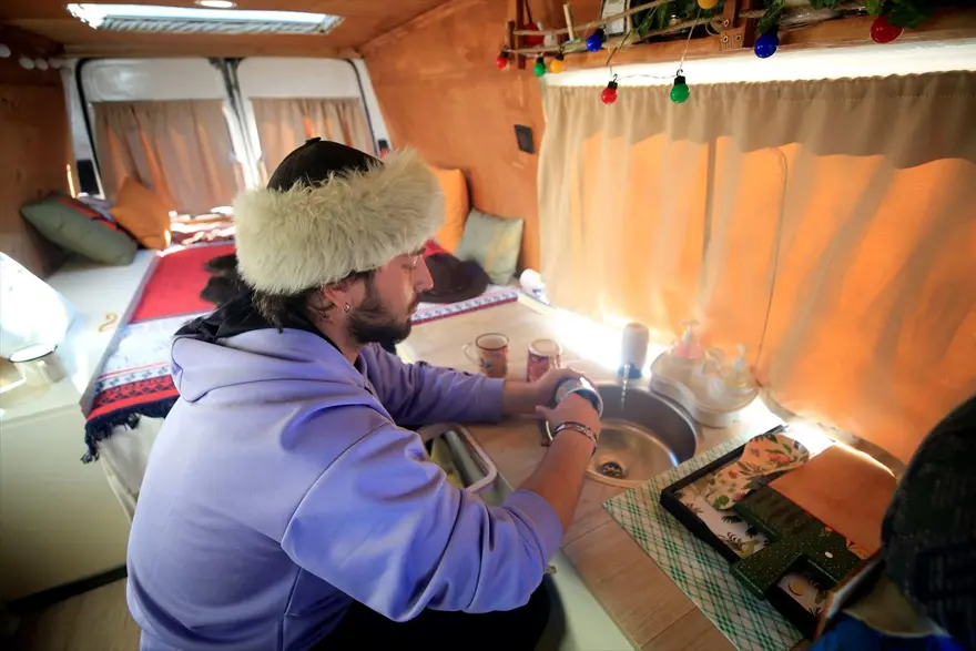 Otelimiz 5 değil milyon yıldızlı! Karavana dönüştürdükleri minibüsle Türkiye'yi geziyorlar 8