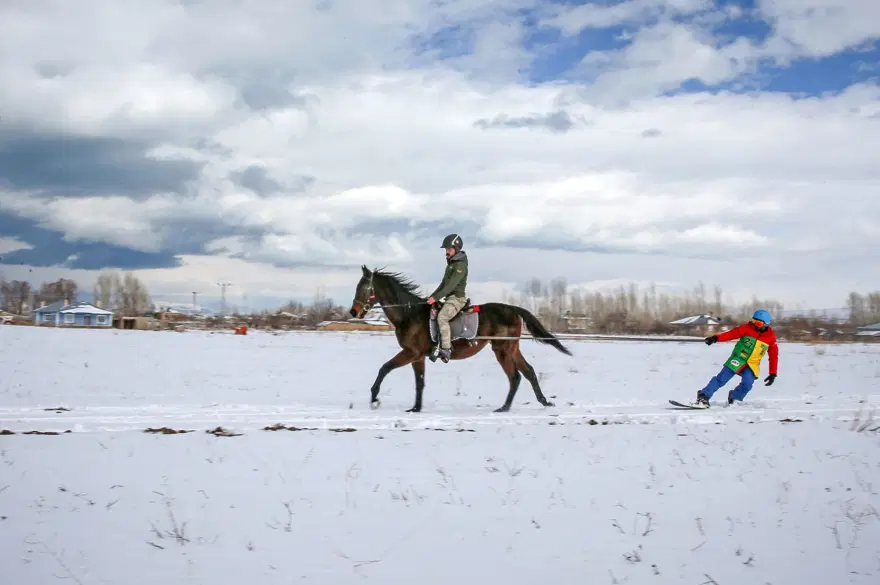 Van'da "Atlı snowboard" heyecanı 21 Van'da "Atlı snowboard" heyecanı 21
