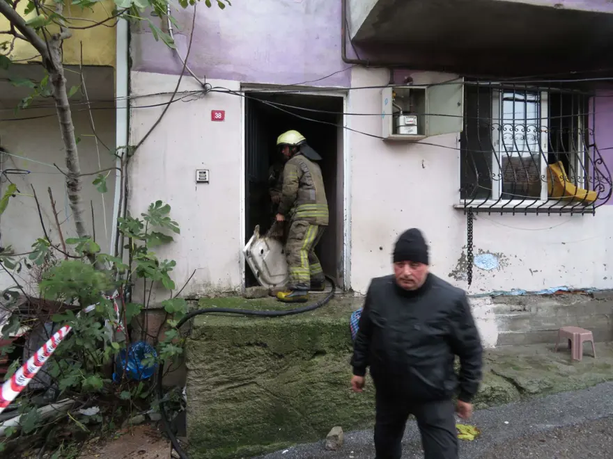 Ümraniye’de yangın: Mahsur kalan 2 kişiyi komşuları kurtardı 4 Ümraniye’de yangın: Mahsur kalan 2 kişiyi komşuları kurtardı 4