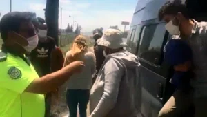Adana'da 12 kişilik minibüsten 27 tarım işçisi çıktı Adana'da 12 kişilik minibüsten 27 tarım işçisi çıktı