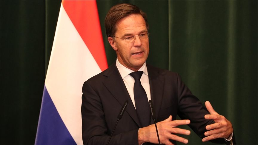 Hollanda'da koalisyon hükümeti istifa etti