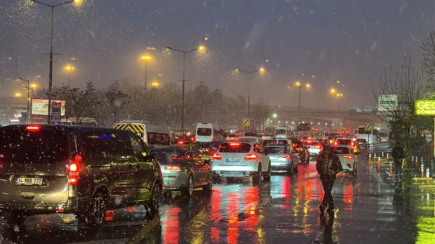 İŞ ÇIKIŞI TRAFİK FELÇ OLDU 2 İŞ ÇIKIŞI TRAFİK FELÇ OLDU 2