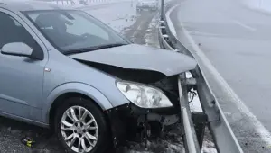 Erzincan'da otomobil bariyerlere çarptı: 3 yaralı