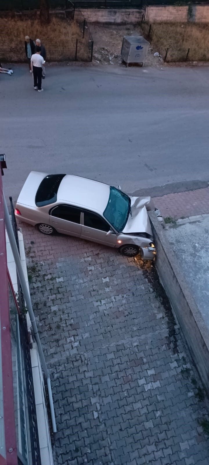 Kontrolü kaybedip duvara çarptı