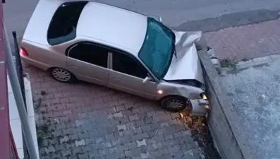 Kontrolü kaybedip duvara çarptı