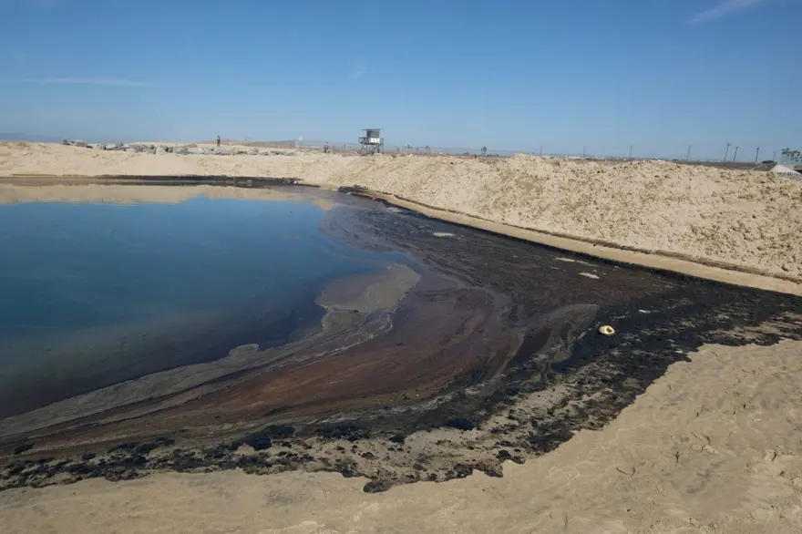 California’da çevre felaketi: Sahil petrolle kaplandı 