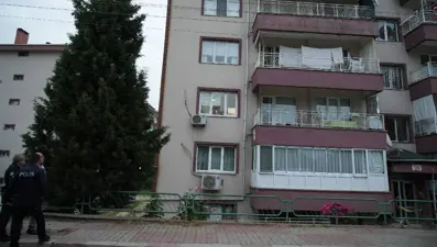 2'nci kattan düşen 94 yaşındaki adam hayatını kaybetti