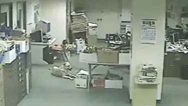 Depremi hissedince dışarı fırladı