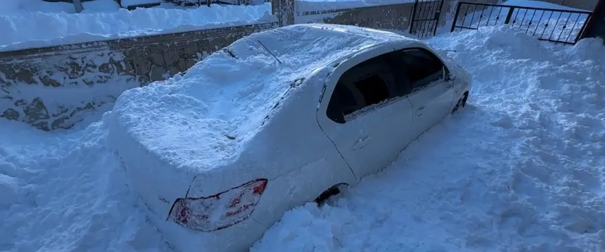 Bayburt'ta çatıdan düşen kar, hasara yol açtı 6