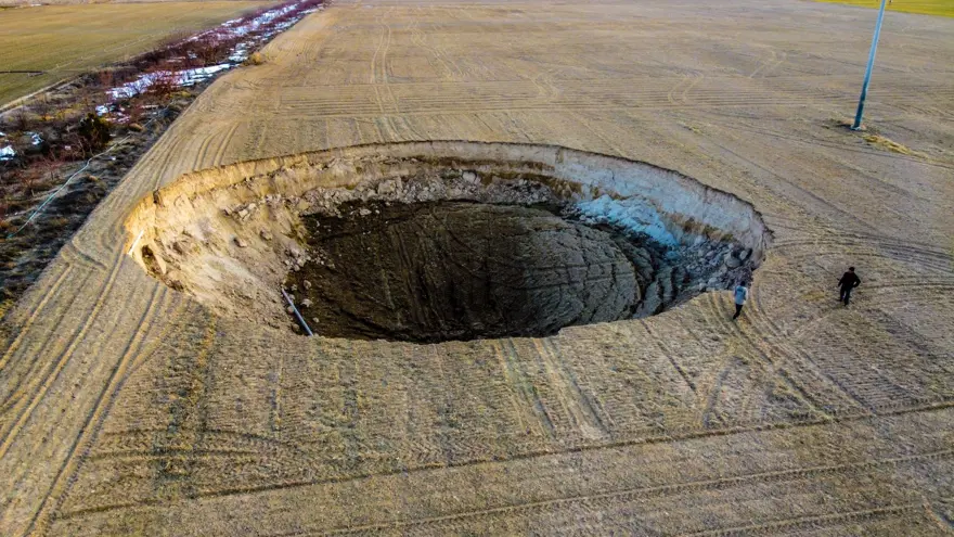 Konya'da 12 metre derinliğinde obruk oluştu | Depremle bağlantısı var mı? 