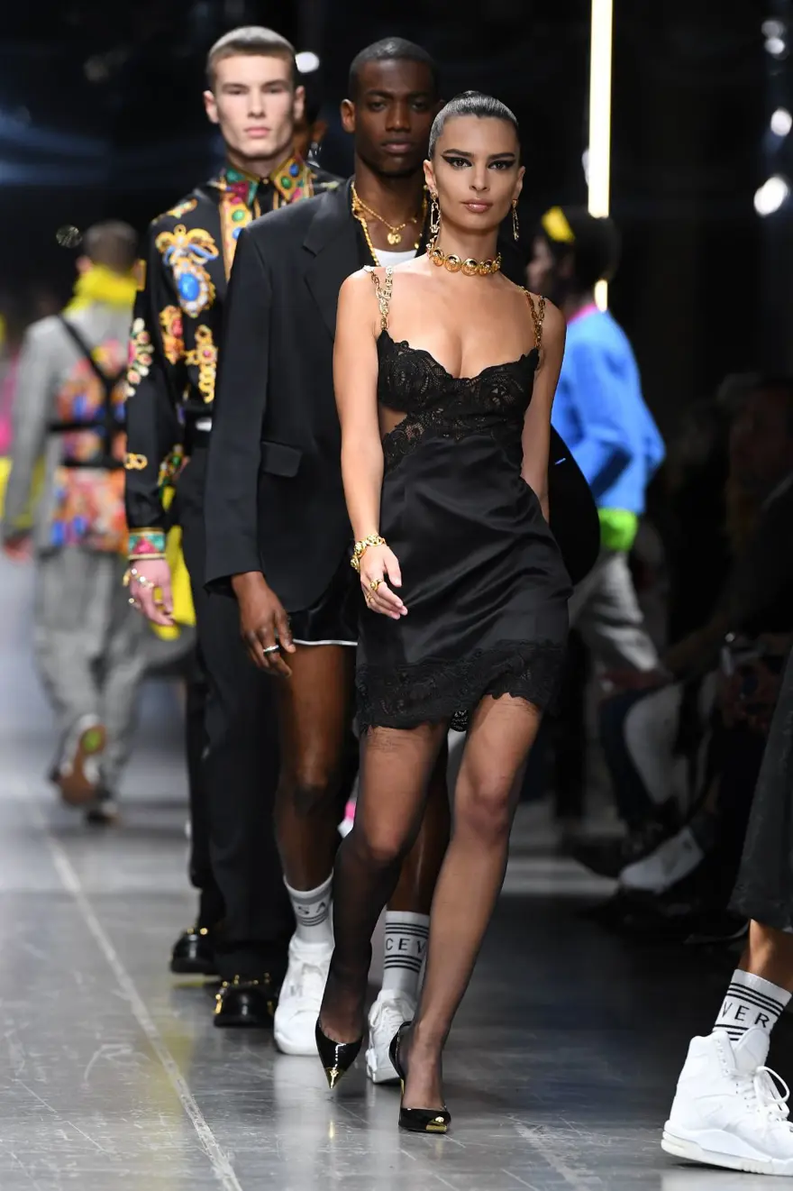 Emily Ratajkowski ve Bella Hadid defileye damga vurdu 17