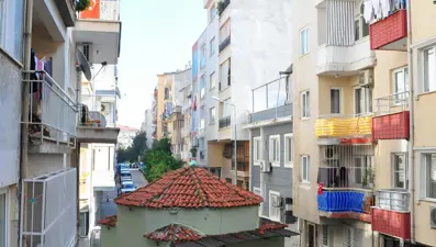 Sokağı ikiye bölen türbe görenleri şaşırtıyor