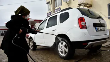 Gündüz oto yıkamacılık akşamları engelli eşi ile çocuklarına bakıyor
