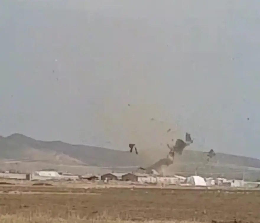 Hortum 4 ahırın çatısını uçurdu 1