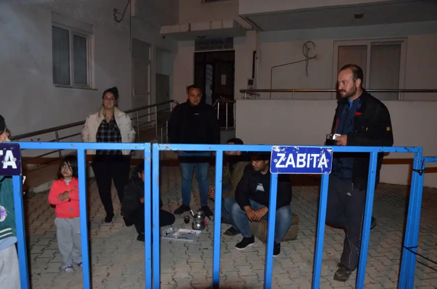 Çatlaklar artınca tahliye edilen binada mührü kırıp geri yerleştiler 1 Çatlaklar artınca tahliye edilen binada mührü kırıp geri yerleştiler 1