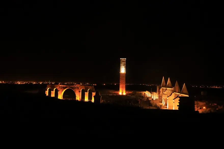 Şanlıurfa'da özel ışıklandırma yapılan tarihi alanlarda kartpostallık görüntüler 1