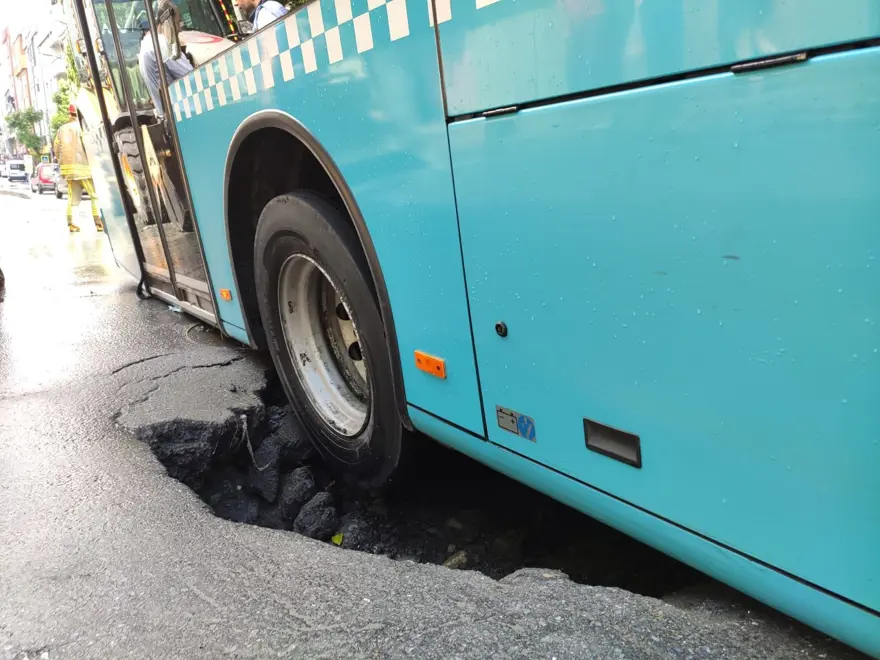 Bağcılar'da yol çöktü: Otobüsün lastiği çukura düştü 5 Bağcılar'da yol çöktü: Otobüsün lastiği çukura düştü 5