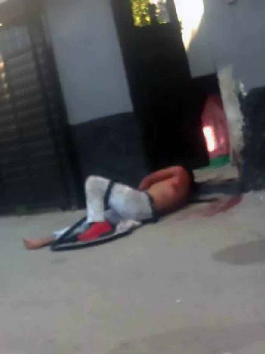 MAHALLELİ ZANLIYI YAKALAYIP DÖVDÜ 4 MAHALLELİ ZANLIYI YAKALAYIP DÖVDÜ 4