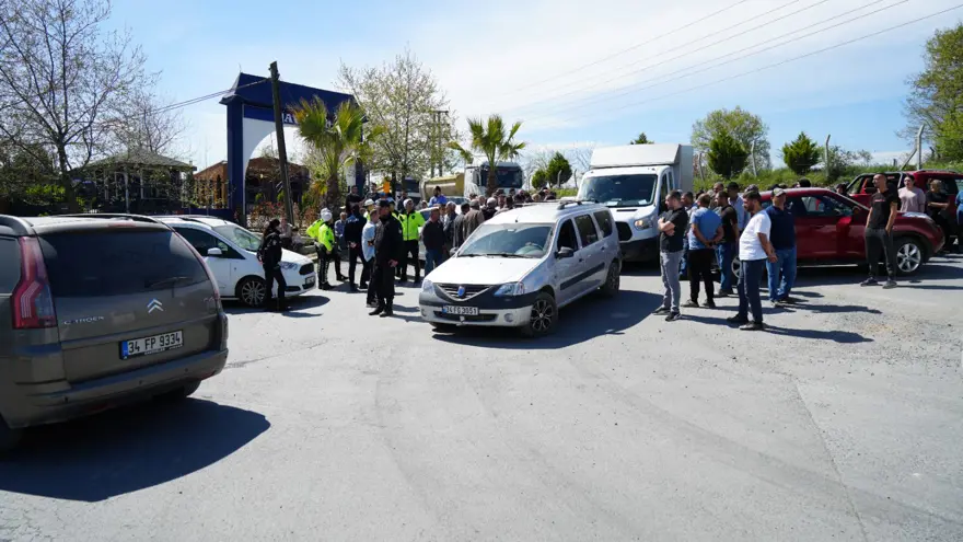 Mahalleliden araçlarıyla hafriyat kamyonlarına tepki 