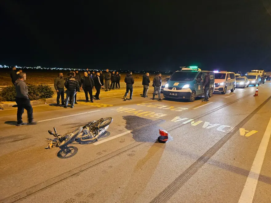 Otomobilin çarptığı motosikletli öldü, yakınları parke taşlarıyla araca saldırdı 1