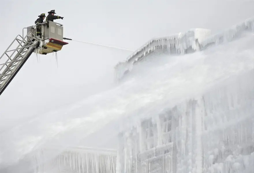 İtfaiyenin buzla mücadelesi 82