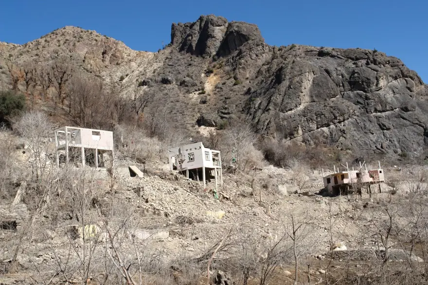 Baraj suları çekildi: Dipten köy ve kale çıktı 16 Baraj suları çekildi: Dipten köy ve kale çıktı 16