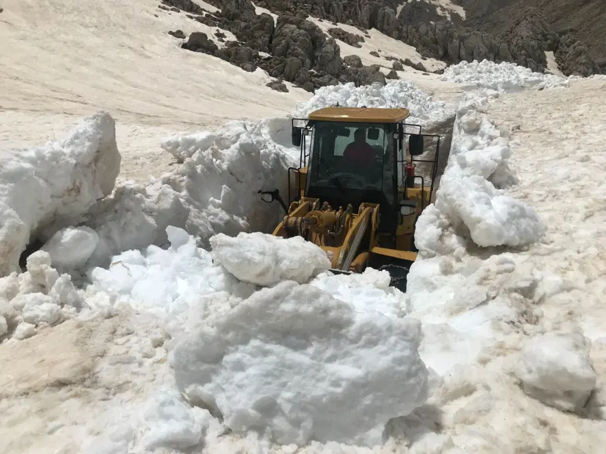 Antalya'da Mayıs ayında boyu 2,5 metreyi bulan karla mücadele 14