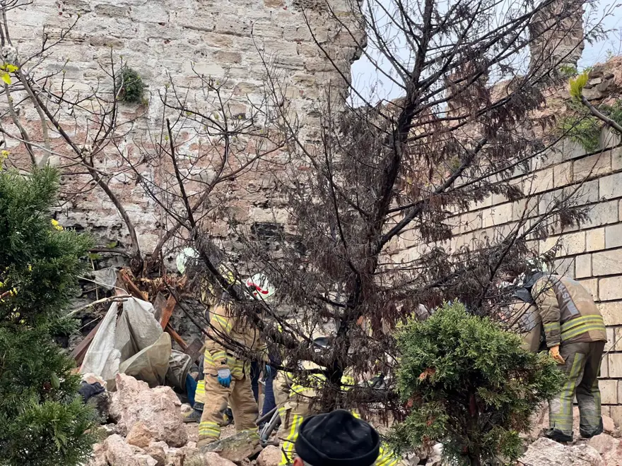 Fatih'te tarihi surlarda çökme: Enkaz altında kalan bir kişi hayatını kaybetti 2