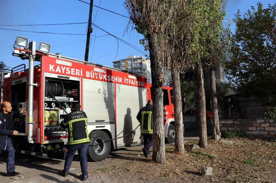 Kayseri’de müstakil evde yangın (“Kiracısını çıkarmak isteyenev sahibi başlattı” iddiası) 1