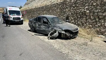 Otomobil istinat duvarına çarptı: 5 yaralı