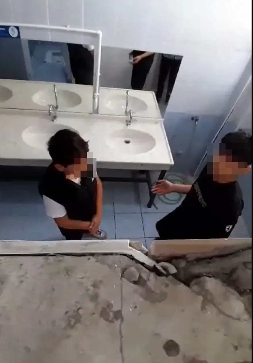 Okulda akran zorbalığı: 3 öğrenci arkadaşını dövüp kameraya çekti 