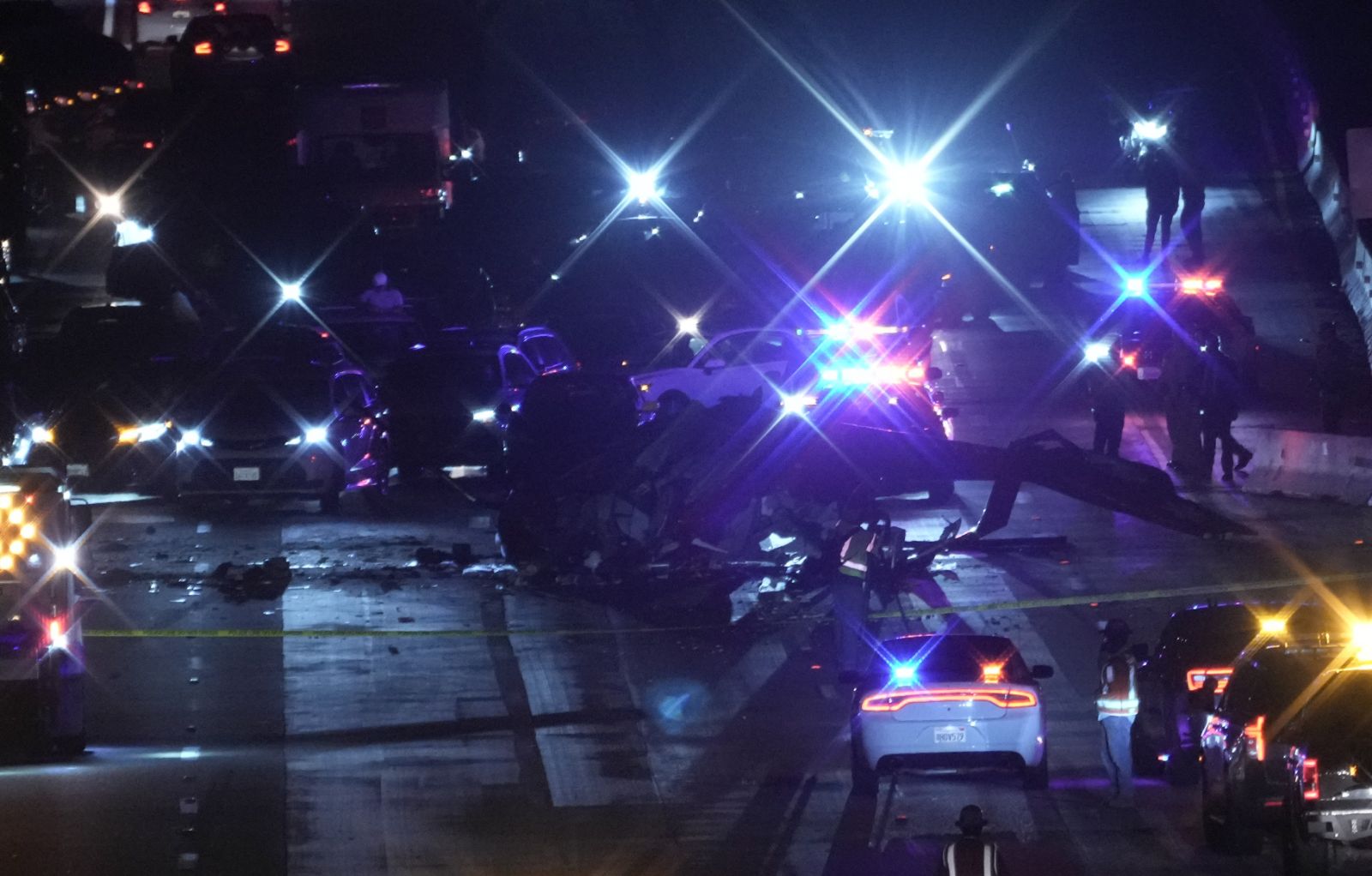 Kaliforniya'da feci kaza: Ambulans helikopter otoyola düştü