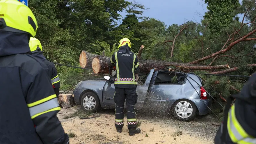 BALKANLARDA ŞİDDETLİ FIRTINA VE DOLU HASARA YOL AÇTI 3 BALKANLARDA ŞİDDETLİ FIRTINA VE DOLU HASARA YOL AÇTI 3