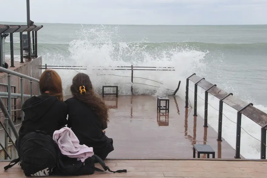 Dalgaların boyu 3-4 metreye ulaştı: Şiddetli rüzgar etkili oldu 3 Dalgaların boyu 3-4 metreye ulaştı: Şiddetli rüzgar etkili oldu 3